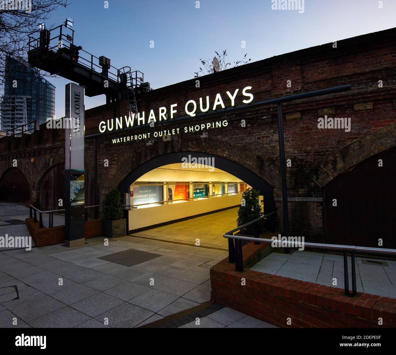 Una delle entrate che passa sotto un arco ferroviario a Gunwharf Quays sul sito dell'ex HMS Vernon. Portsmouth, Hampshire, Inghilterra, Regno Unito Foto Stock