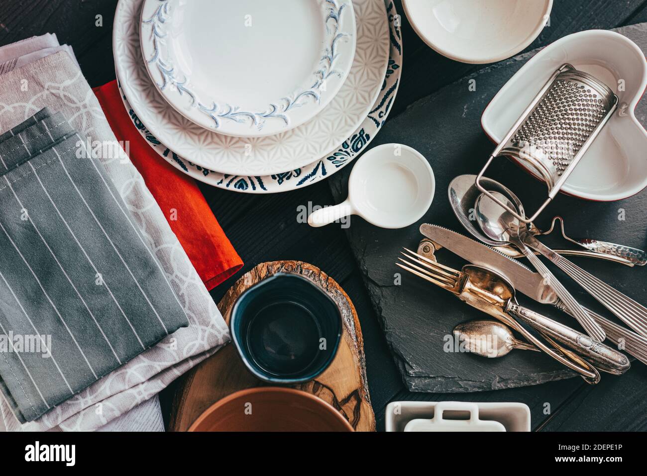 Vecchie stoviglie e stoviglie possono essere usate per decorare il vostro tavolo o servire come grandi puntelli per gli insiemi di fotografia di cibo e le disposizioni piatte Foto Stock