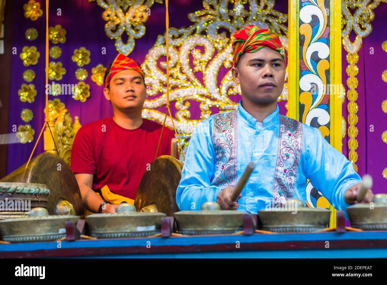 Un ensemble di kulintang con gong di ottone viene suonato al Villaggio di Maranao presso il Bangsamoro Government Center Foto Stock