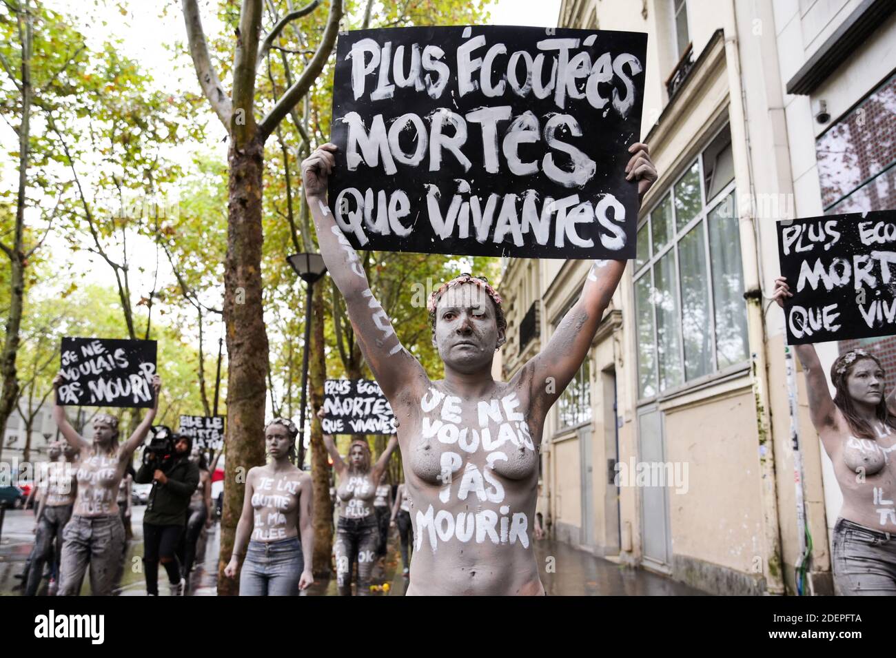 Una donna ha un segno che indica "più ascoltate morti che vive" mentre le donne prendono parte ad un'azione contro la violenza domestica a Parigi, il 5 ottobre 2019. Foto di Julie Sebadelha/ABACAPRESS.COM Foto Stock