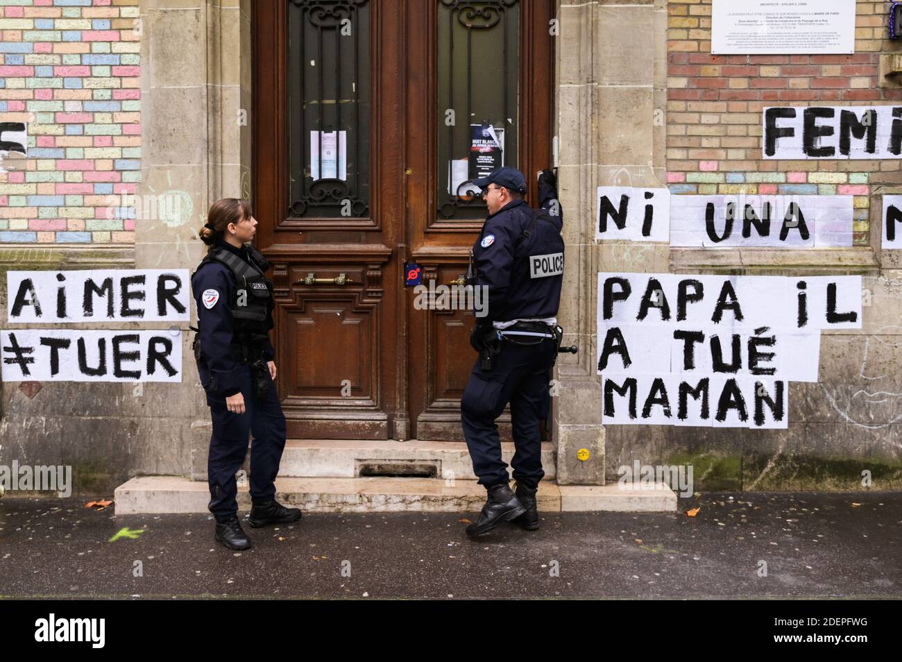 Gli agenti di polizia si trovano di fronte a un edificio dopo che le donne hanno partecipato a un'azione contro la violenza domestica a Parigi, il 5 ottobre 2019. Foto di Julie Sebadelha/ABACAPRESS.COM Foto Stock