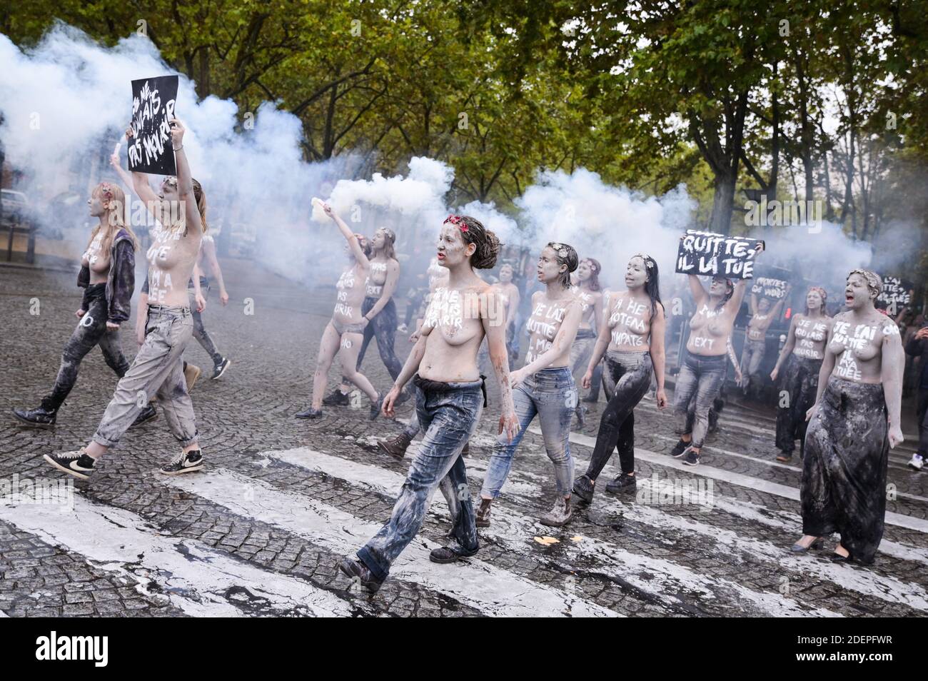 Le donne partecipano a un'azione contro la violenza domestica a Parigi, il 5 ottobre 2019. Foto di Julie Sebadelha/ABACAPRESS.COM Foto Stock