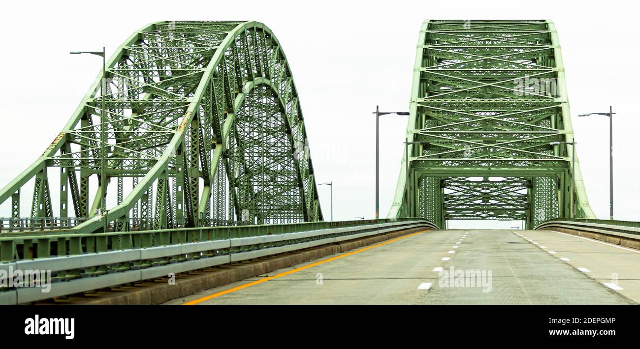 Ritorno in auto dalle spiagge di Fire Island passando sopra i Great South Bay Bridges in direzione nord. Foto Stock