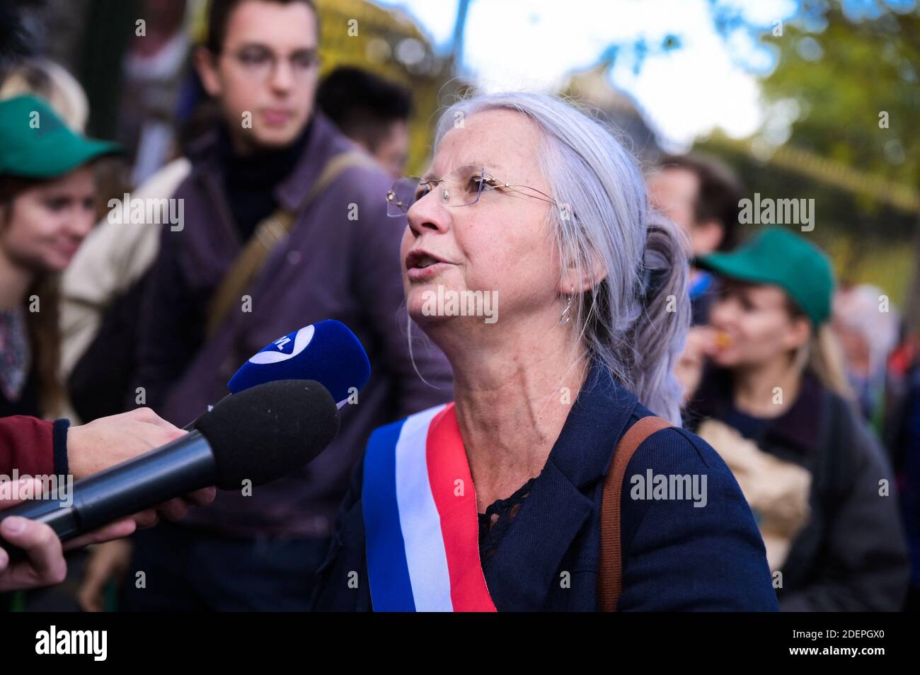 Il vice Agnes Thill parla come la gente partecipa ad una manifestazione di Marchons Enfants contro il GPA sotto lo slogan Liberte Egalite Paternite, dove diverse decine di migliaia di persone (tra il 75,000 e il 600,000) Ha risposto alla richiesta del movimento Manif pour Tous di partecipare a Parigi alla maggiore mobilitazione intitolata Marchons Enfants per protestare contro la legge sulla bioetica che legalizza la PMA (procreazione assistita da medici) alle coppie omosessuali. Parigi, Francia, 6 ottobre 2019. Foto di Julie Sebadelha/ABACAPRESS.COM Foto Stock