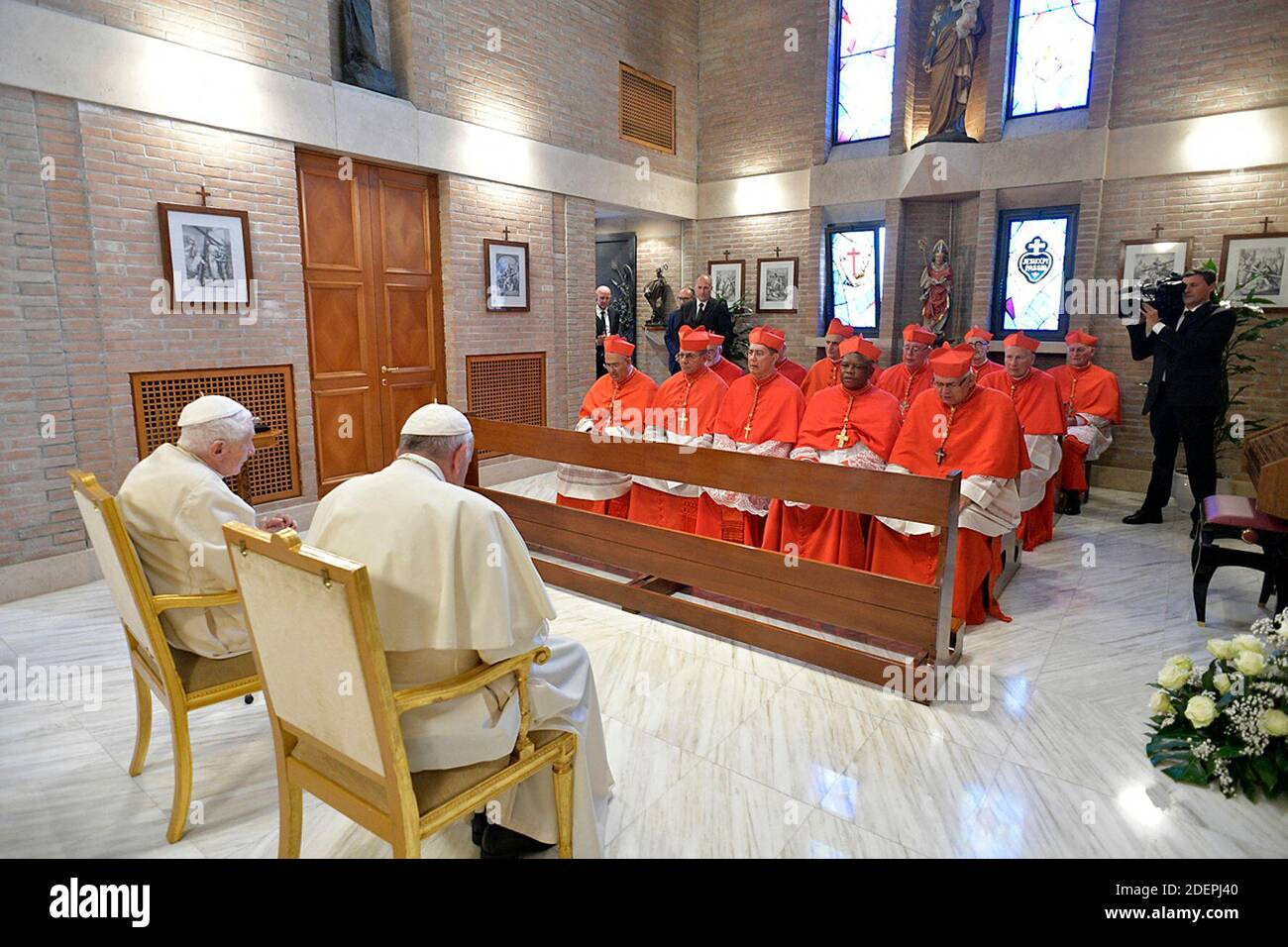 Papa Francesco e papa Emerito Benedetto XVI incontrano i nuovi cardinali il giorno della cerimonia del Concistoro per la creazione di 13 nuovi cardinali nella Basilica di San Pietro, in Vaticano, il 05 ottobre 2019. Foto: ABACAPRESS.COM Foto Stock