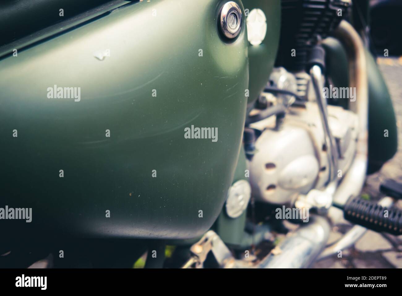 Retro militare moto veicolo vecchio stile vista posteriore verde metallo dettaglio serbatoio carburante fuoco selettivo senza persone Foto Stock