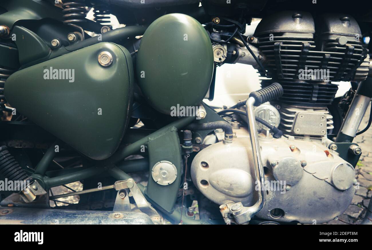 Retro militare moto veicolo vecchio stile vista laterale motore in ferro serbatoio carburante senza persone Foto Stock