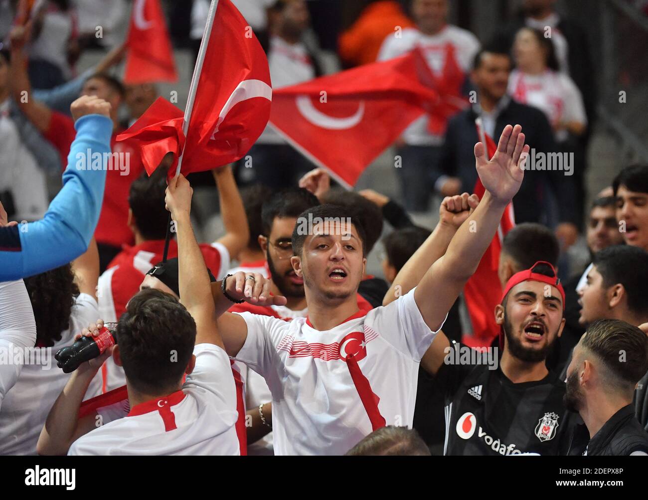 Tifosi turchi negli stand durante il Campionato europeo 2020 qualificatore Francia / Turchia allo Stade de France, a Saint-Denis, Francia, il 14 ottobre 2019. Foto di Christian Liegi/ABACAPRESS.COM Foto Stock