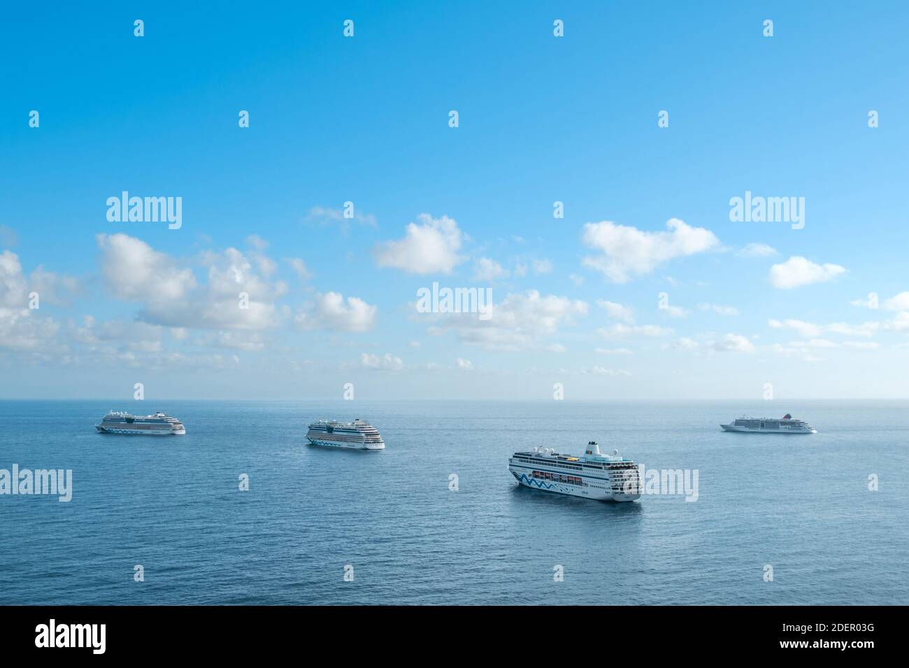 Tenerife, Spagna - Novembre 2020: Molte navi da crociera ancorate vicino alla costa di Tenerife durante la pandemia del covid 19 Foto Stock