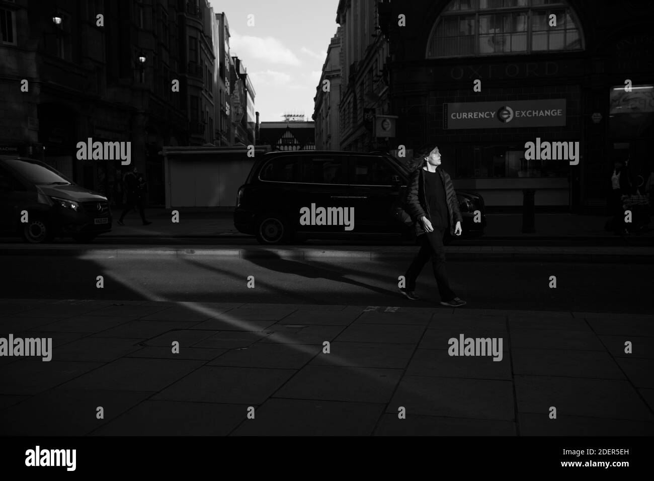 Shopping shopper su Oxford Street a Londra in Covid-19 Coronavirus Lockdown con tranquille strade vuote, e negozi chiusi presso la popolare strada dello shopping in Inghilterra, Europa Foto Stock