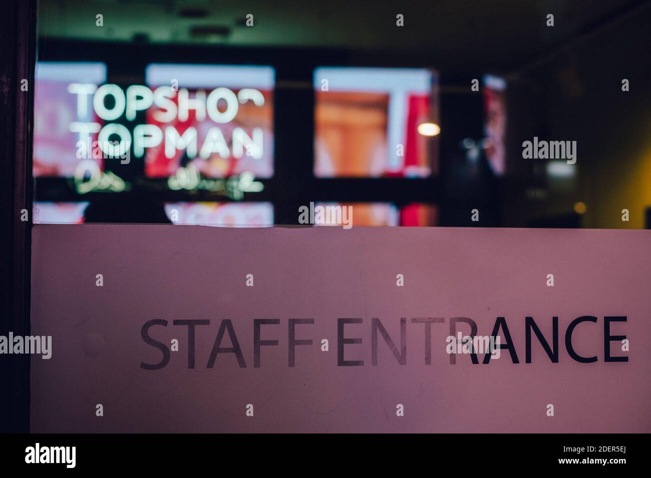 Londra: 1 dicembre 2020. L'ingresso del personale a Topshop e Miss Selfridge su Oxford Street è chiuso e vuoto. Il 30 novembre 2020 fu annunciato che Topshop, di proprietà del Gruppo Arcadia, era entrato in amministrazione. Credit: Tom Leighton/Alamy Live News Foto Stock