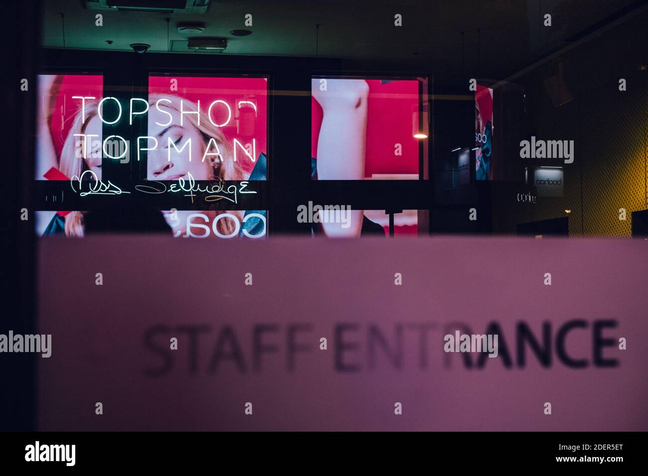 Londra: 1 dicembre 2020. L'ingresso del personale a Topshop e Miss Selfridge su Oxford Street è chiuso e vuoto. Il 30 novembre 2020 fu annunciato che Topshop, di proprietà del Gruppo Arcadia, era entrato in amministrazione. Credit: Tom Leighton/Alamy Live News Foto Stock