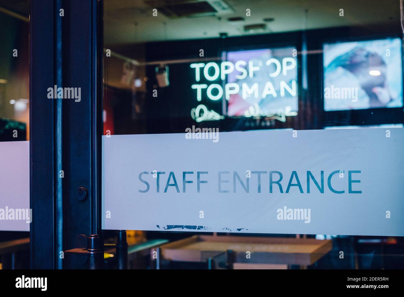 Londra: 1 dicembre 2020. L'ingresso del personale a Topshop e Miss Selfridge su Oxford Street è chiuso e vuoto. Il 30 novembre 2020 fu annunciato che Topshop, di proprietà del Gruppo Arcadia, era entrato in amministrazione. Credit: Tom Leighton/Alamy Live News Foto Stock