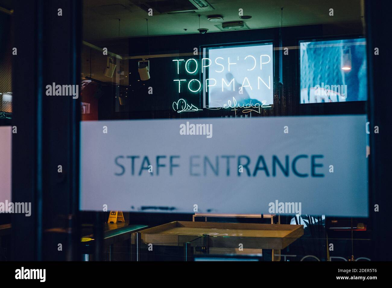 Londra: 1 dicembre 2020. L'ingresso del personale a Topshop e Miss Selfridge su Oxford Street è chiuso e vuoto. Il 30 novembre 2020 fu annunciato che Topshop, di proprietà del Gruppo Arcadia, era entrato in amministrazione. Credit: Tom Leighton/Alamy Live News Foto Stock