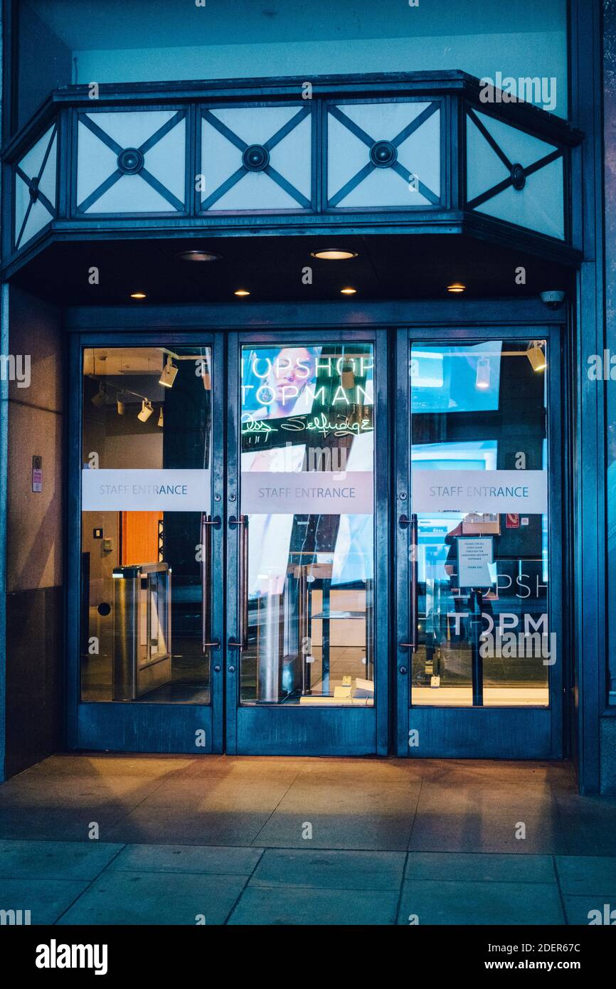Londra: 1 dicembre 2020. L'ingresso del personale a Topshop e Miss Selfridge su Oxford Street è chiuso e vuoto. Il 30 novembre 2020 fu annunciato che Topshop, di proprietà del Gruppo Arcadia, era entrato in amministrazione. Credit: Tom Leighton/Alamy Live News Foto Stock