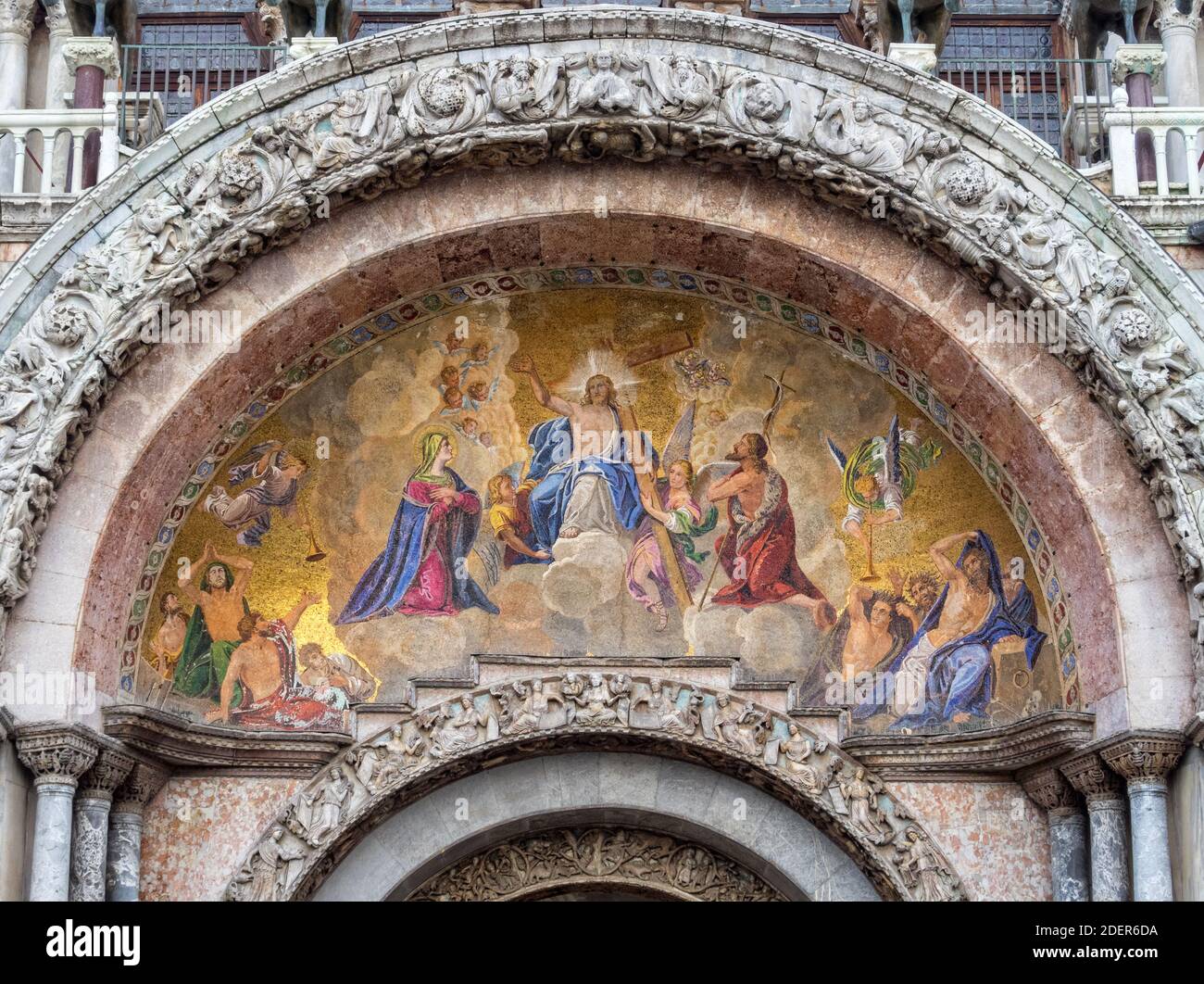 Il mosaico dorato del Giudizio universale sotto il timpano ornato e l'archivolto del portale principale della Basilica di San Marco - Venezia, Veneto, Italia Foto Stock