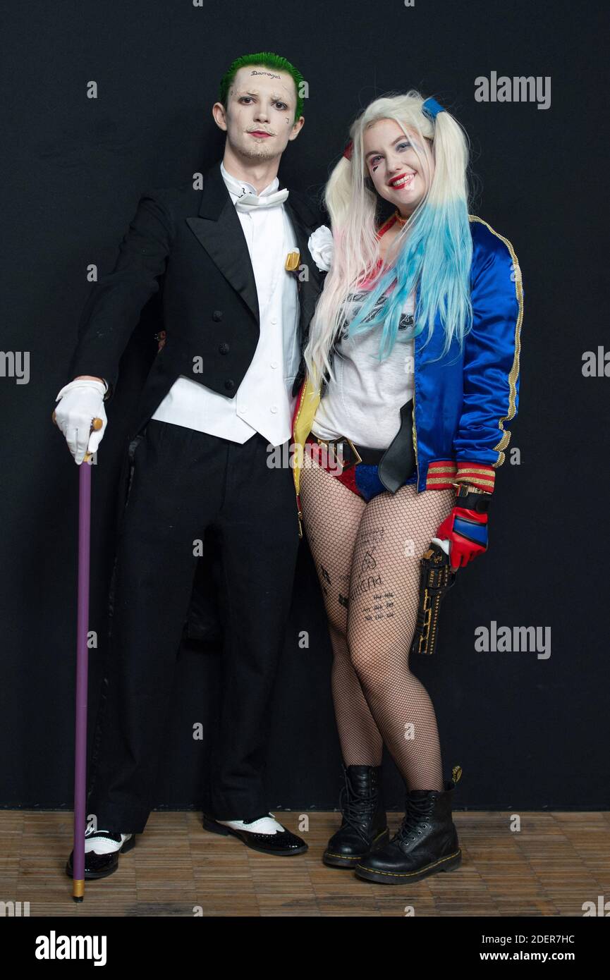 I cosplayer vestiti come Joker e Harley Quinn frequentano il Comic con  Paris 2019 alla Grande