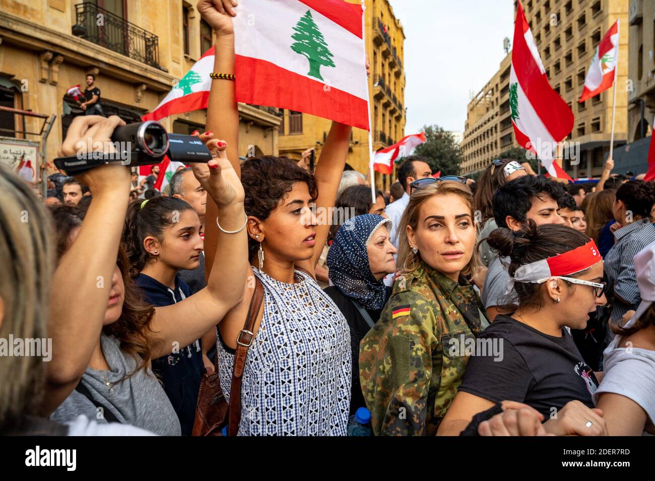 Una donna solleva bandiera libanese durante il confronto con i sostenitori di Hezbollah, in una protesta che si è svolta a Beirut, in Libano, il 25 ottobre 2019. È il nono giorno delle proteste che è iniziato dopo la decisione del governo di tassare le chiamate su ‘WhatsApp’ e altre applicazioni telefoniche, nonché contro la corruzione dei partiti politici. Foto di Ammar Abd Rabbo/ABACAPRESS.COM Foto Stock