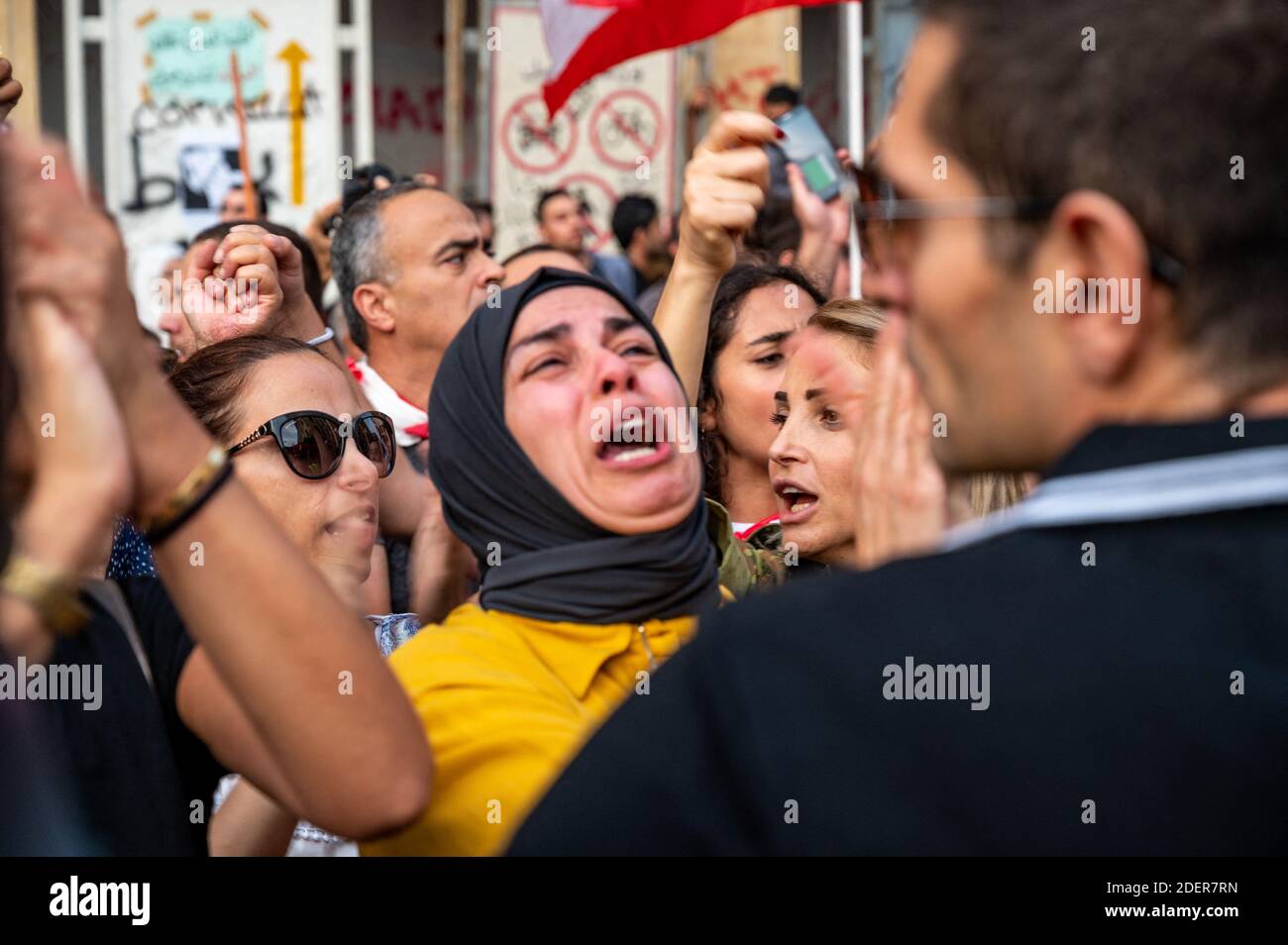 Una donna grida dopo il confronto con i sostenitori di Hezbollah, durante una protesta che si è svolta nel centro di Beirut, Libano, il 25 ottobre 2019. È il nono giorno delle proteste che è iniziato dopo la decisione del governo di tassare le chiamate su ‘WhatsApp’ e altre applicazioni telefoniche, nonché contro la corruzione dei partiti politici. Foto di Ammar Abd Rabbo/ABACAPRESS.COM Foto Stock