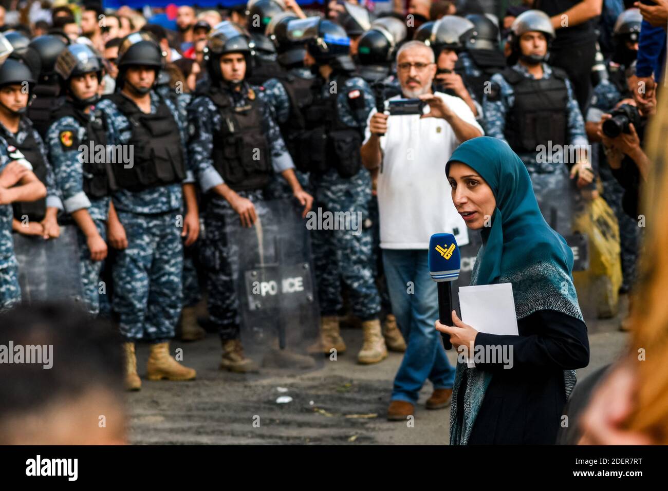 Un giornalista di al Manar (Hezbollah TV) visto durante le proteste che hanno avuto luogo nel centro di Beirut, Libano, il 25 ottobre 2019. È il nono giorno delle proteste che è iniziato dopo la decisione del governo di tassare le chiamate su ‘WhatsApp’ e altre applicazioni telefoniche, nonché contro la corruzione dei partiti politici. Foto di Ammar Abd Rabbo/ABACAPRESS.COM Foto Stock