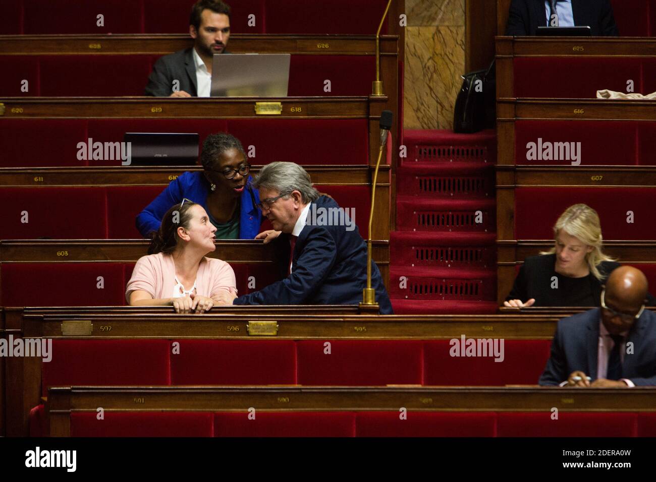 Il deputato francese Jean Luc Melenchon parla con Daniele Obono e Caroline Fiat durante una sessione di interrogazioni rivolte al governo in occasione dell'Assemblea nazionale francese di Parigi, il 29 ottobre 2019. Foto di Raphael Lafargue/ABACAPRESS.COM Foto Stock