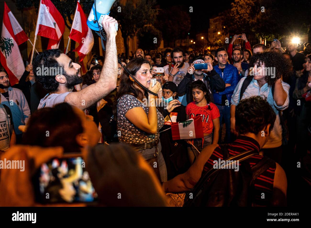 I manifestanti celebrano le dimissioni del primo ministro Saad Hariri e del suo governo a Beirut, Libano, il 29 ottobre 2019. È il tredicesimo giorno di proteste che ha avuto inizio dopo una decisione del governo di tassare le chiamate su ‘WhatsApp’ e altre applicazioni telefoniche, nonché contro la corruzione dei partiti politici. Foto di Ammar Abd Rabbo/ABACAPRESS.COM Foto Stock