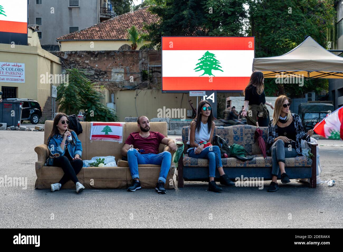 Atmosfera sulla strada a Beirut, Libano il 29 ottobre 2019. È il tredicesimo giorno di proteste che ha avuto inizio dopo una decisione del governo di tassare le chiamate su ‘WhatsApp’ e altre applicazioni telefoniche, nonché contro la corruzione dei partiti politici. Foto di Ammar Abd Rabbo/ABACAPRESS.COM Foto Stock