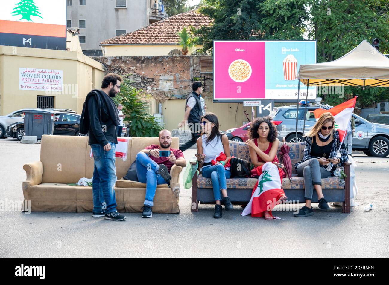 Atmosfera sulla strada a Beirut, Libano il 29 ottobre 2019. È il tredicesimo giorno di proteste che ha avuto inizio dopo una decisione del governo di tassare le chiamate su ‘WhatsApp’ e altre applicazioni telefoniche, nonché contro la corruzione dei partiti politici. Foto di Ammar Abd Rabbo/ABACAPRESS.COM Foto Stock