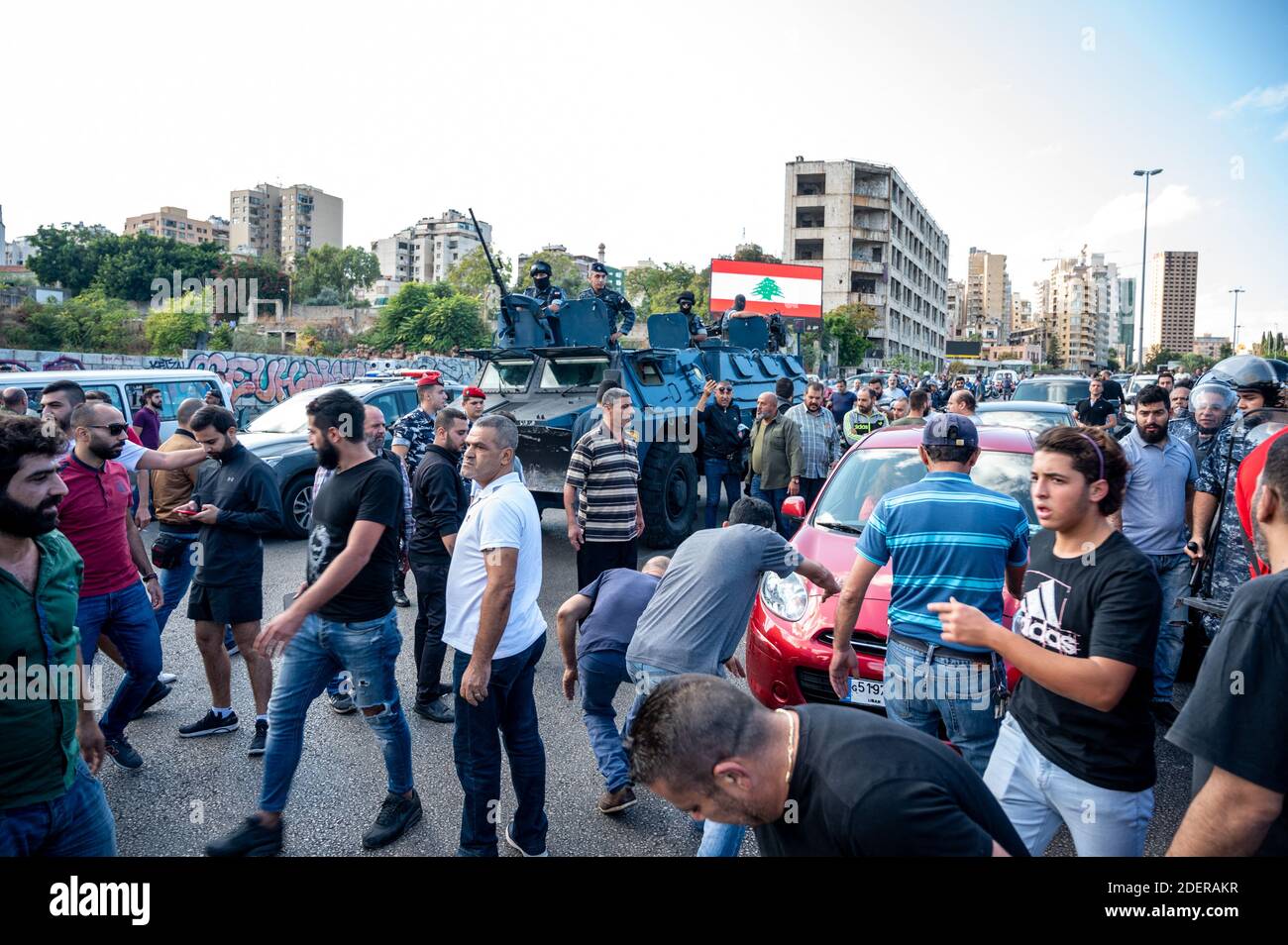 Atmosfera di blocco stradale e scontri con militanti sciiti a Beirut, Libano, il 29 ottobre 2019. È il tredicesimo giorno di proteste che ha avuto inizio dopo una decisione del governo di tassare le chiamate su ‘WhatsApp’ e altre applicazioni telefoniche, nonché contro la corruzione dei partiti politici. Foto di Ammar Abd Rabbo/ABACAPRESS.COM Foto Stock