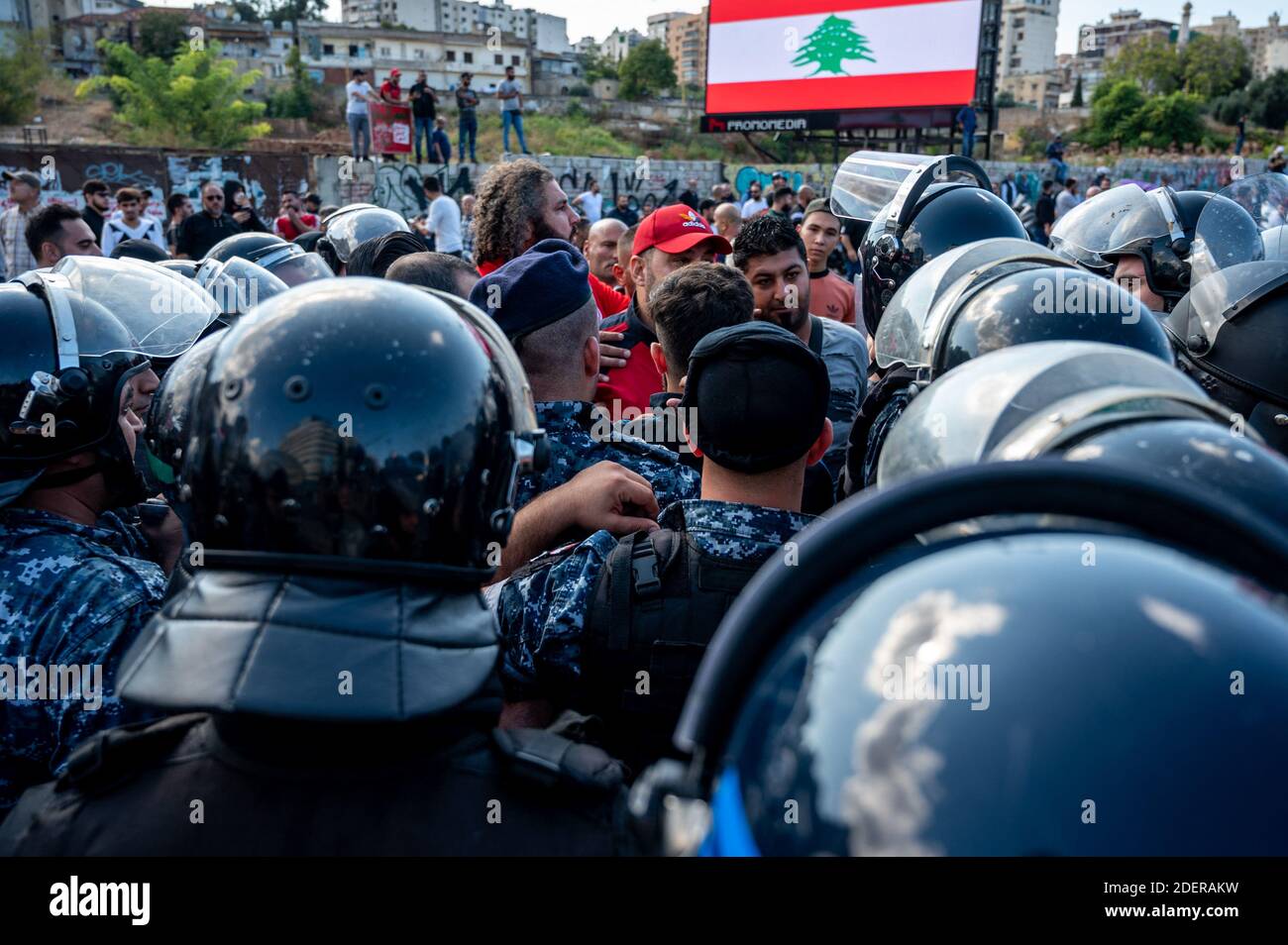 Atmosfera di blocco stradale e scontri con militanti sciiti a Beirut, Libano, il 29 ottobre 2019. È il tredicesimo giorno di proteste che ha avuto inizio dopo una decisione del governo di tassare le chiamate su ‘WhatsApp’ e altre applicazioni telefoniche, nonché contro la corruzione dei partiti politici. Foto di Ammar Abd Rabbo/ABACAPRESS.COM Foto Stock