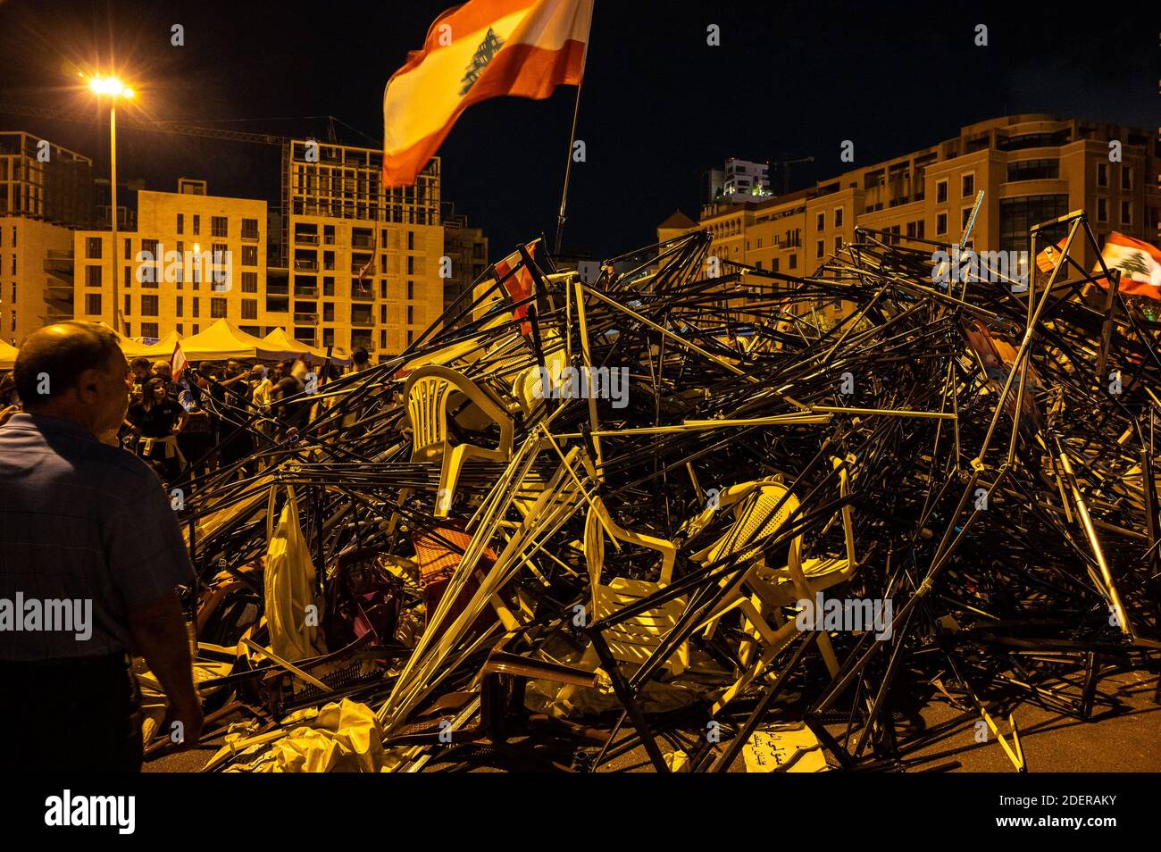 Le tende distrutte, considerate dimostranti, celebrano le dimissioni del primo ministro Saad Hariri e del suo governo a Beirut, in Libano, il 29 ottobre 2019. È il tredicesimo giorno di proteste che ha avuto inizio dopo una decisione del governo di tassare le chiamate su ‘WhatsApp’ e altre applicazioni telefoniche, nonché contro la corruzione dei partiti politici. Foto di Ammar Abd Rabbo/ABACAPRESS.COM Foto Stock