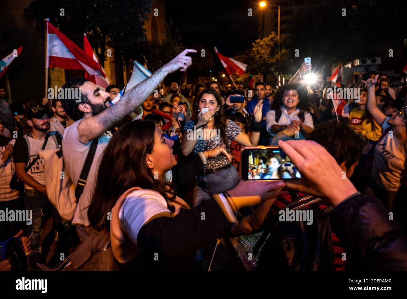 I manifestanti celebrano le dimissioni del primo ministro Saad Hariri e del suo governo a Beirut, Libano, il 29 ottobre 2019. È il tredicesimo giorno di proteste che ha avuto inizio dopo una decisione del governo di tassare le chiamate su ‘WhatsApp’ e altre applicazioni telefoniche, nonché contro la corruzione dei partiti politici. Foto di Ammar Abd Rabbo/ABACAPRESS.COM Foto Stock