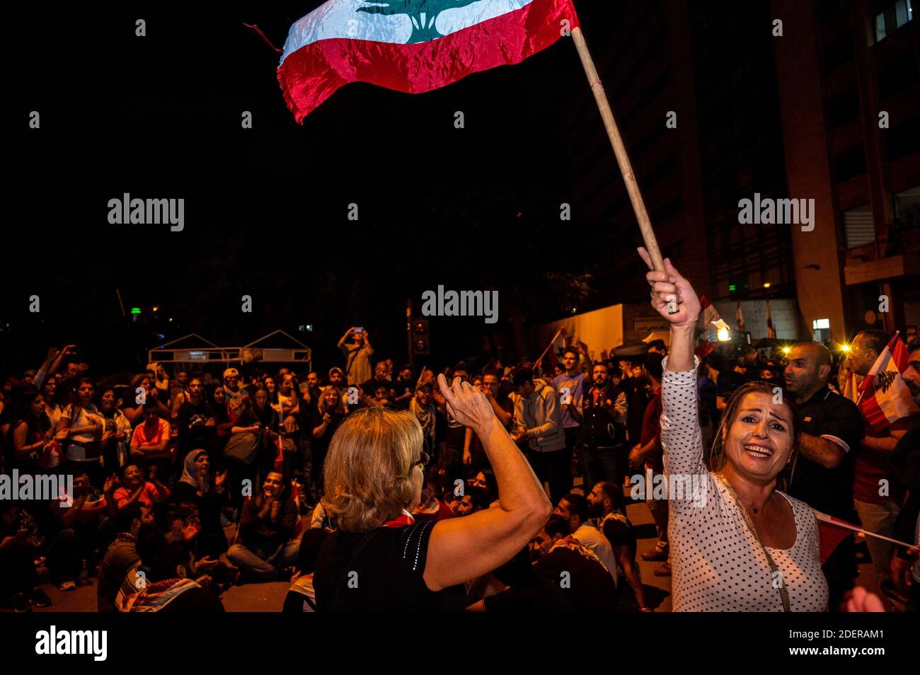 I manifestanti celebrano le dimissioni del primo ministro Saad Hariri e del suo governo a Beirut, Libano, il 29 ottobre 2019. È il tredicesimo giorno di proteste che ha avuto inizio dopo una decisione del governo di tassare le chiamate su ‘WhatsApp’ e altre applicazioni telefoniche, nonché contro la corruzione dei partiti politici. Foto di Ammar Abd Rabbo/ABACAPRESS.COM Foto Stock