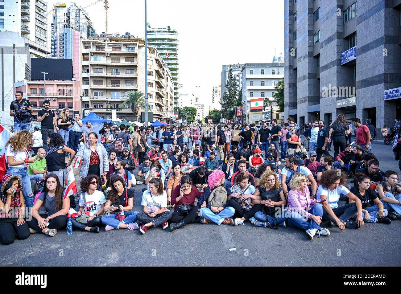 I dimostranti della società civile si siedono su un blocco stradale per prepararsi agli scontri con i militanti sciiti a Beirut, in Libano, il 29 ottobre 2019. È il tredicesimo giorno di proteste che ha avuto inizio dopo una decisione del governo di tassare le chiamate su ‘WhatsApp’ e altre applicazioni telefoniche, nonché contro la corruzione dei partiti politici. Foto di Ammar Abd Rabbo/ABACAPRESS.COM Foto Stock