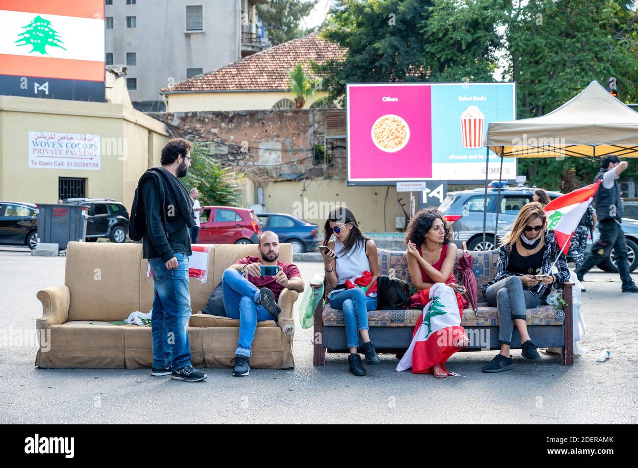 Atmosfera sulla strada a Beirut, Libano il 29 ottobre 2019. È il tredicesimo giorno di proteste che ha avuto inizio dopo una decisione del governo di tassare le chiamate su âÂ€Â˜WhatsAppâÂ€Â™ e altre applicazioni telefoniche, nonché contro la corruzione dei partiti politici. Foto di Ammar Abd Rabbo/ABACAPRESS.COM Foto Stock