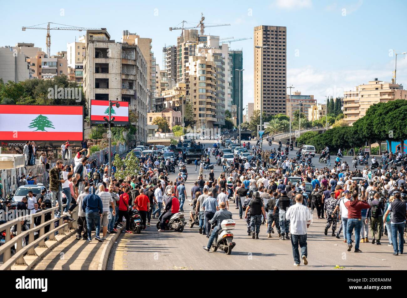 Atmosfera di blocco stradale e scontri con militanti sciiti a Beirut, Libano, il 29 ottobre 2019. È il tredicesimo giorno di proteste che ha avuto inizio dopo una decisione del governo di tassare le chiamate su ‘WhatsApp’ e altre applicazioni telefoniche, nonché contro la corruzione dei partiti politici. Foto di Ammar Abd Rabbo/ABACAPRESS.COM Foto Stock