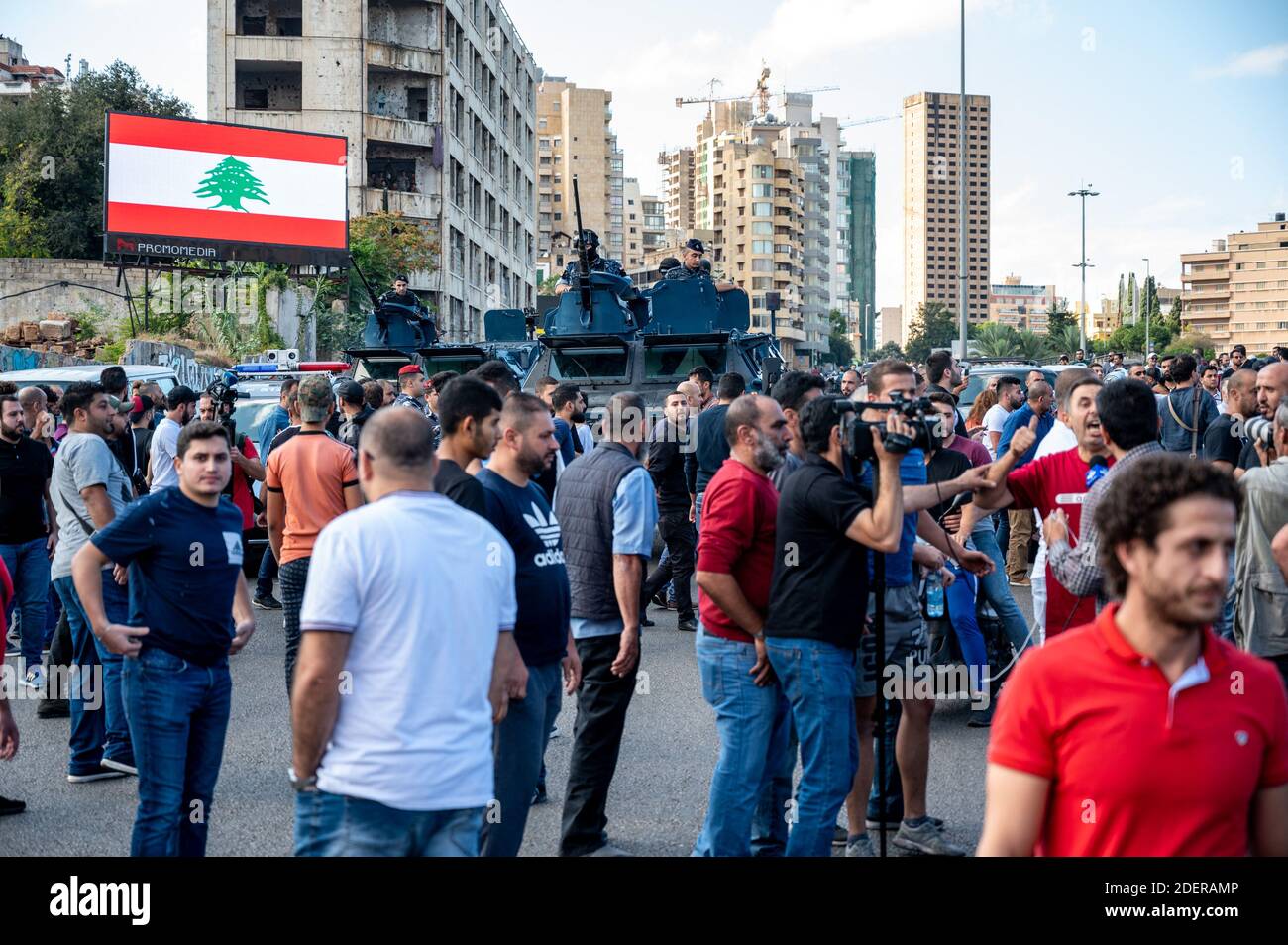 Atmosfera di blocco stradale e scontri con militanti sciiti a Beirut, Libano, il 29 ottobre 2019. È il tredicesimo giorno di proteste che ha avuto inizio dopo una decisione del governo di tassare le chiamate su ‘WhatsApp’ e altre applicazioni telefoniche, nonché contro la corruzione dei partiti politici. Foto di Ammar Abd Rabbo/ABACAPRESS.COM Foto Stock