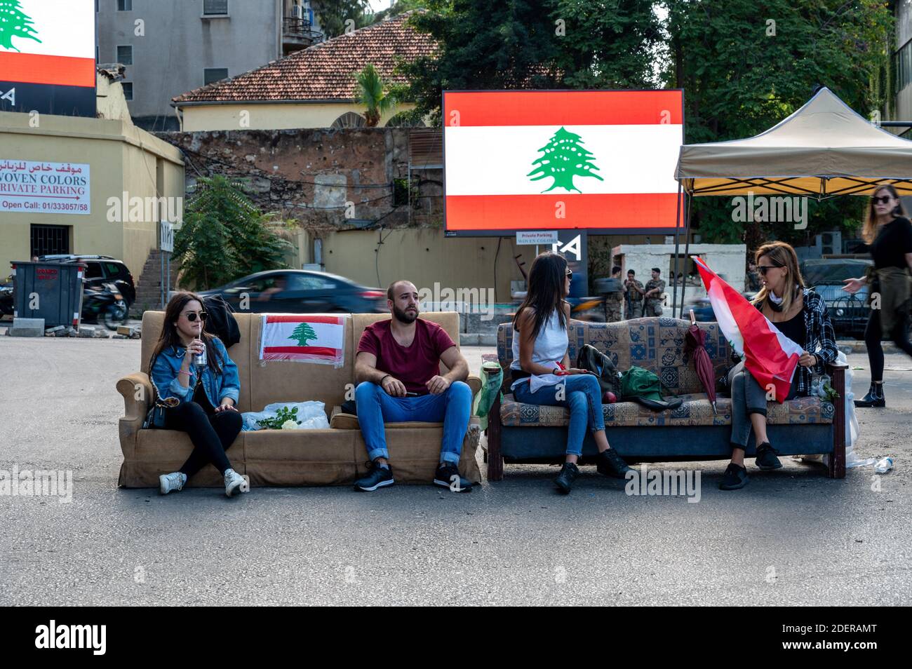 Atmosfera sulla strada a Beirut, Libano il 29 ottobre 2019. È il tredicesimo giorno di proteste che ha avuto inizio dopo una decisione del governo di tassare le chiamate su ‘WhatsApp’ e altre applicazioni telefoniche, nonché contro la corruzione dei partiti politici. Foto di Ammar Abd Rabbo/ABACAPRESS.COM Foto Stock