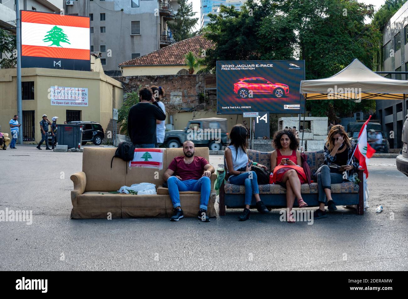 Atmosfera sulla strada a Beirut, Libano il 29 ottobre 2019. È il tredicesimo giorno di proteste che ha avuto inizio dopo una decisione del governo di tassare le chiamate su ‘WhatsApp’ e altre applicazioni telefoniche, nonché contro la corruzione dei partiti politici. Foto di Ammar Abd Rabbo/ABACAPRESS.COM Foto Stock