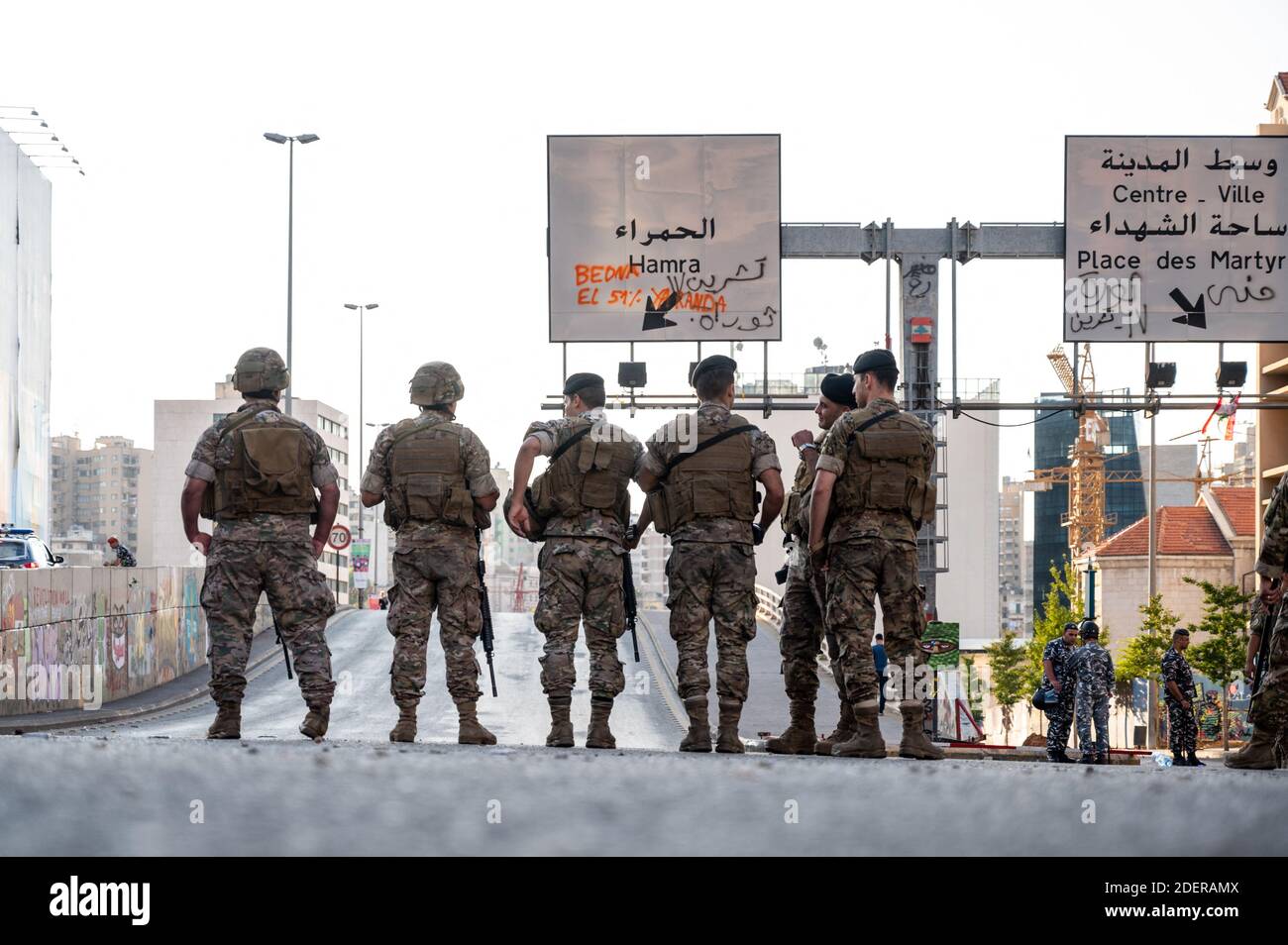 Soldati dell'esercito libanese visti su un blocco stradale a Beirut, Libano, il 29 ottobre 2019. È il tredicesimo giorno di proteste che ha avuto inizio dopo una decisione del governo di tassare le chiamate su ‘WhatsApp’ e altre applicazioni telefoniche, nonché contro la corruzione dei partiti politici. Foto di Ammar Abd Rabbo/ABACAPRESS.COM Foto Stock