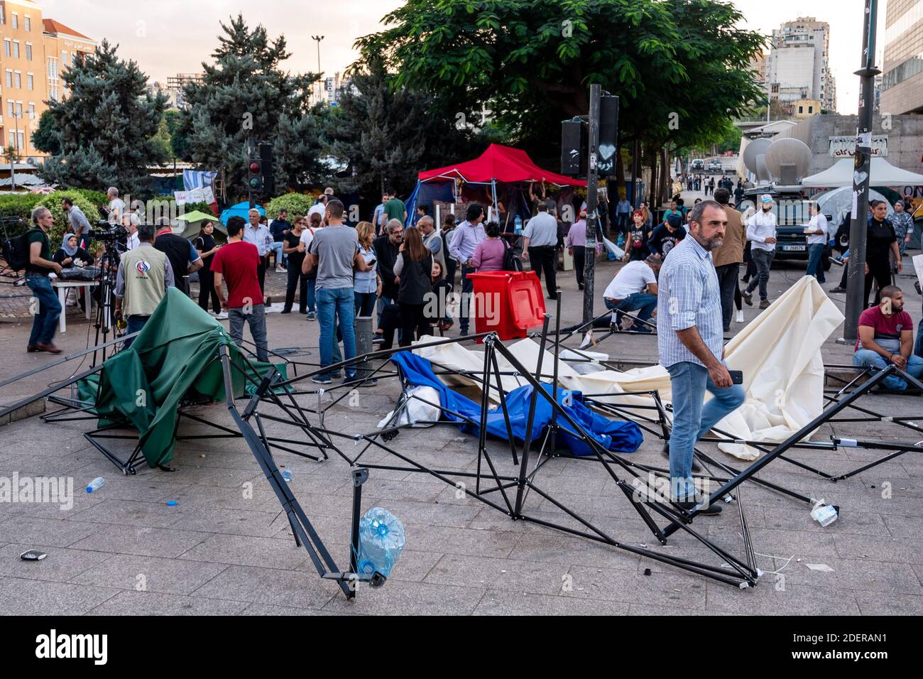I dimostranti della società civile vedono le loro tende distrutte dai militanti sciiti a Beirut, in Libano, il 29 ottobre 2019. È il tredicesimo giorno di proteste che ha avuto inizio dopo una decisione del governo di tassare le chiamate su ‘WhatsApp’ e altre applicazioni telefoniche, nonché contro la corruzione dei partiti politici. Foto di Ammar Abd Rabbo/ABACAPRESS.COM Foto Stock