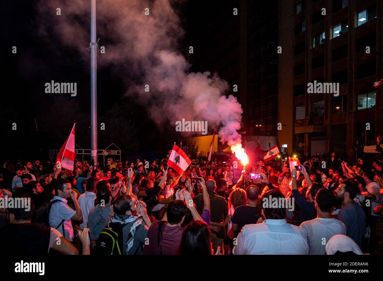 I manifestanti celebrano le dimissioni del primo ministro Saad Hariri e del suo governo a Beirut, Libano, il 29 ottobre 2019. È il tredicesimo giorno di proteste che ha avuto inizio dopo una decisione del governo di tassare le chiamate su ‘WhatsApp’ e altre applicazioni telefoniche, nonché contro la corruzione dei partiti politici. Foto di Ammar Abd Rabbo/ABACAPRESS.COM Foto Stock