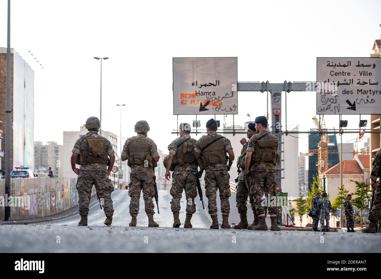 Soldati dell'esercito libanese visti su un blocco stradale a Beirut, Libano, il 29 ottobre 2019. È il tredicesimo giorno di proteste che ha avuto inizio dopo una decisione del governo di tassare le chiamate su ‘WhatsApp’ e altre applicazioni telefoniche, nonché contro la corruzione dei partiti politici. Foto di Ammar Abd Rabbo/ABACAPRESS.COM Foto Stock