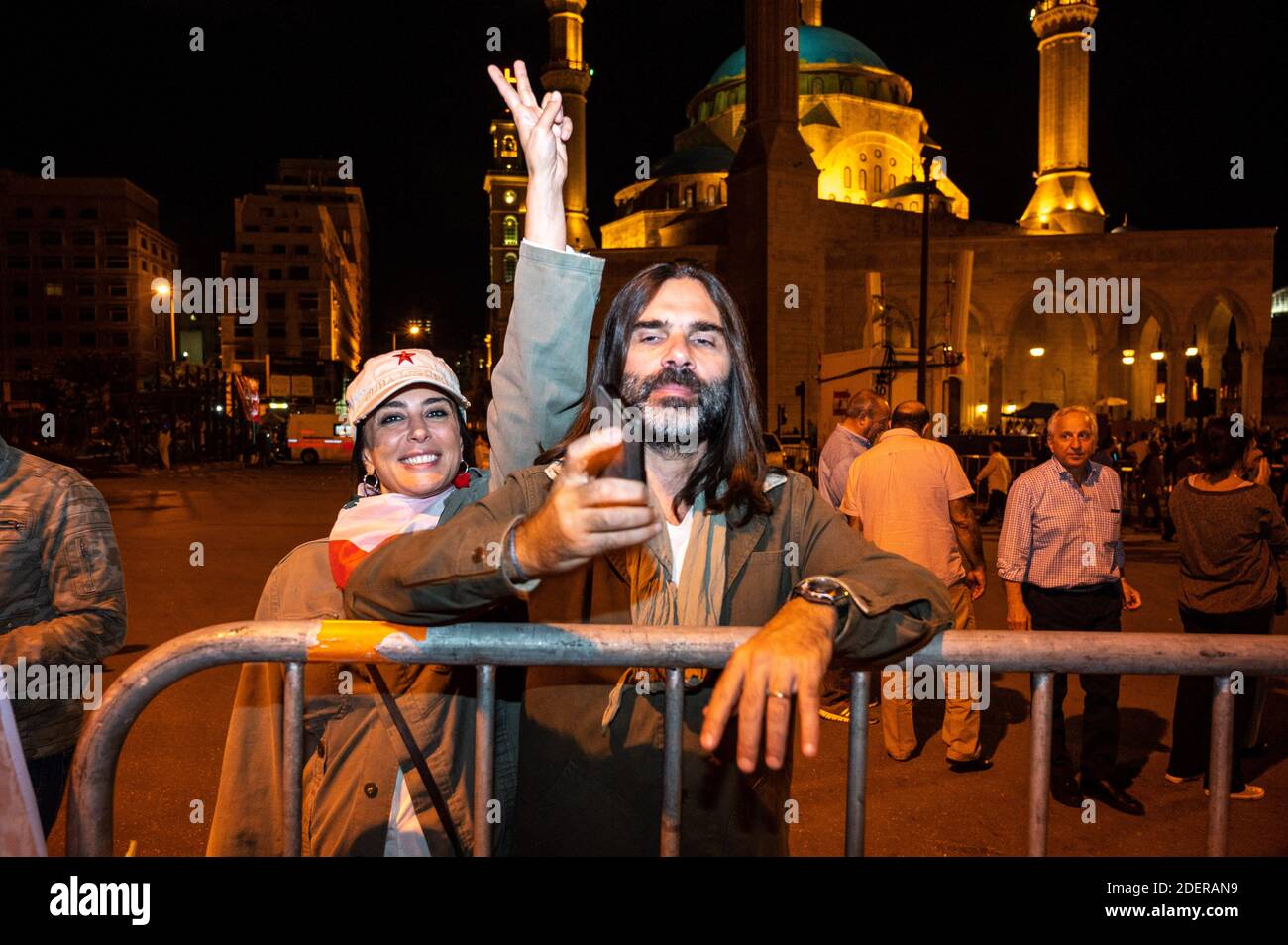 Il regista libanese Nadine Labaki e il marito Khaled Mouzannar si uniscono ai dimostranti per celebrare le dimissioni del primo ministro Saad Hariri e del suo governo a Beirut, in Libano, il 29 ottobre 2019. È il tredicesimo giorno di proteste che ha avuto inizio dopo una decisione del governo di tassare le chiamate su ‘WhatsApp’ e altre applicazioni telefoniche, nonché contro la corruzione dei partiti politici. Foto di Ammar Abd Rabbo/ABACAPRESS.COM Foto Stock