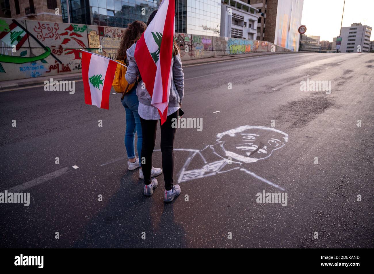 Ritratto del primo Ministro Saad Hariri sul campo a Beirut, Libano, il 29 ottobre 2019. È il tredicesimo giorno di proteste che ha avuto inizio dopo una decisione del governo di tassare le chiamate su ‘WhatsApp’ e altre applicazioni telefoniche, nonché contro la corruzione dei partiti politici. Foto di Ammar Abd Rabbo/ABACAPRESS.COM Foto Stock