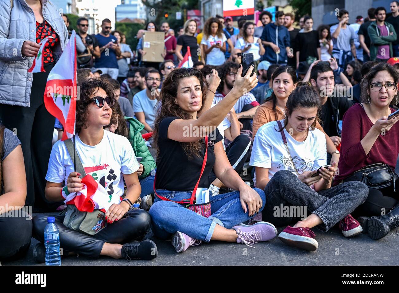 La scrittrice e poeta Jomana Haddad (al centro, t-shirt nera) si unisce ai dimostranti della società civile sit-in su strada preparandosi agli scontri con militanti sciiti a Beirut, Libano, il 29 ottobre 2019. È il tredicesimo giorno di proteste che ha avuto inizio dopo una decisione del governo di tassare le chiamate su ‘WhatsApp’ e altre applicazioni telefoniche, nonché contro la corruzione dei partiti politici. Foto di Ammar Abd Rabbo/ABACAPRESS.COM Foto Stock
