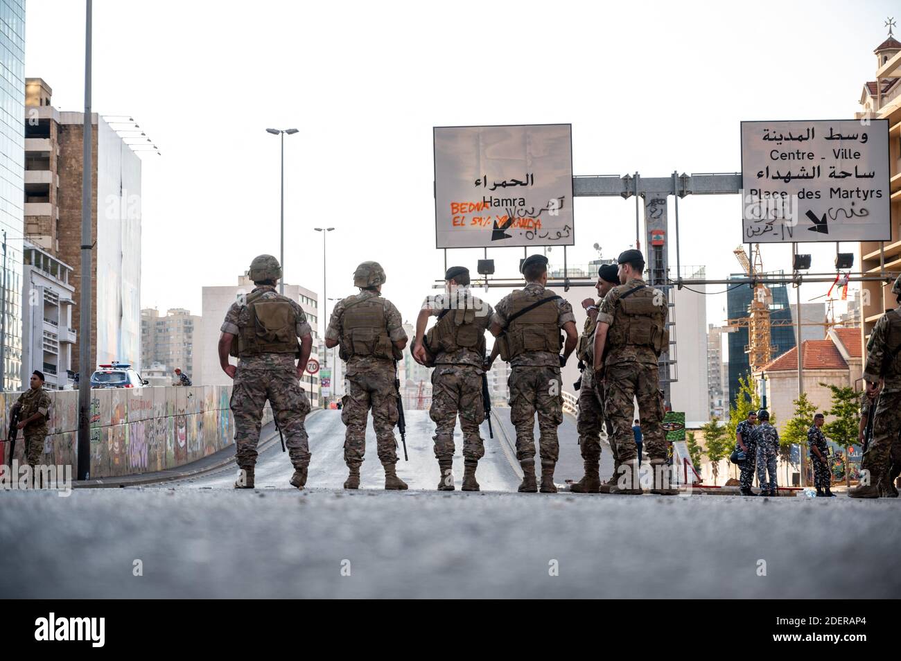 Soldati dell'esercito libanese visti su un blocco stradale a Beirut, Libano, il 29 ottobre 2019. È il tredicesimo giorno di proteste che ha avuto inizio dopo una decisione del governo di tassare le chiamate su ‘WhatsApp’ e altre applicazioni telefoniche, nonché contro la corruzione dei partiti politici. Foto di Ammar Abd Rabbo/ABACAPRESS.COM Foto Stock