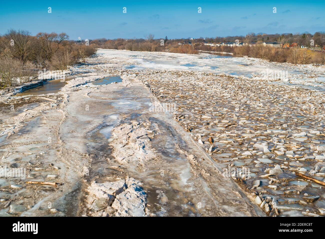 Drift ghiaccio durante lo scongelamento primaverile nel Grand River, Brantford, Ontario, Canada Foto Stock