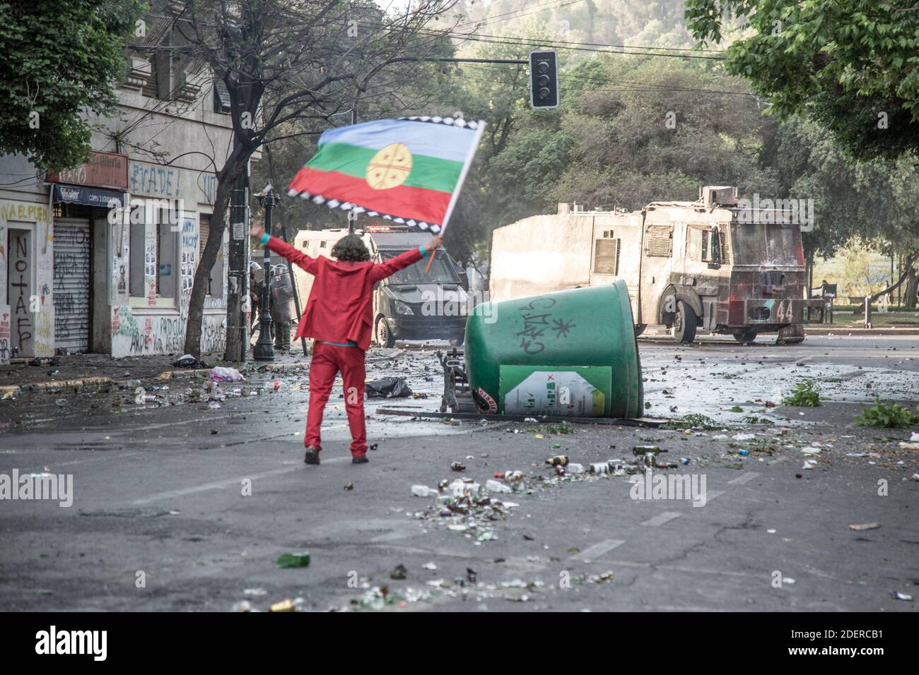 Un uomo vestito come le proteste di Joker a Santiago, il 30 ottobre 2019, a Santiago, Cile, durante la protesta contro il governo del presidente Sebastian Pinera. Il presidente Sebastian Pinera ha annunciato misure per migliorare la disuguaglianza sociale, tuttavia i sindacati hanno chiesto uno sciopero a livello nazionale e dimostrazioni massicce continuano quando il numero delle vittime ha raggiunto i 18. Tra le richieste alla base delle proteste vi sono questioni quali l'assistenza sanitaria, il sistema pensionistico, la privatizzazione dell'acqua, i trasporti pubblici, l'istruzione, la mobilità sociale e la corruzione. Foto di Fabien Dupuoux/ABACAPRESS.COM Foto Stock