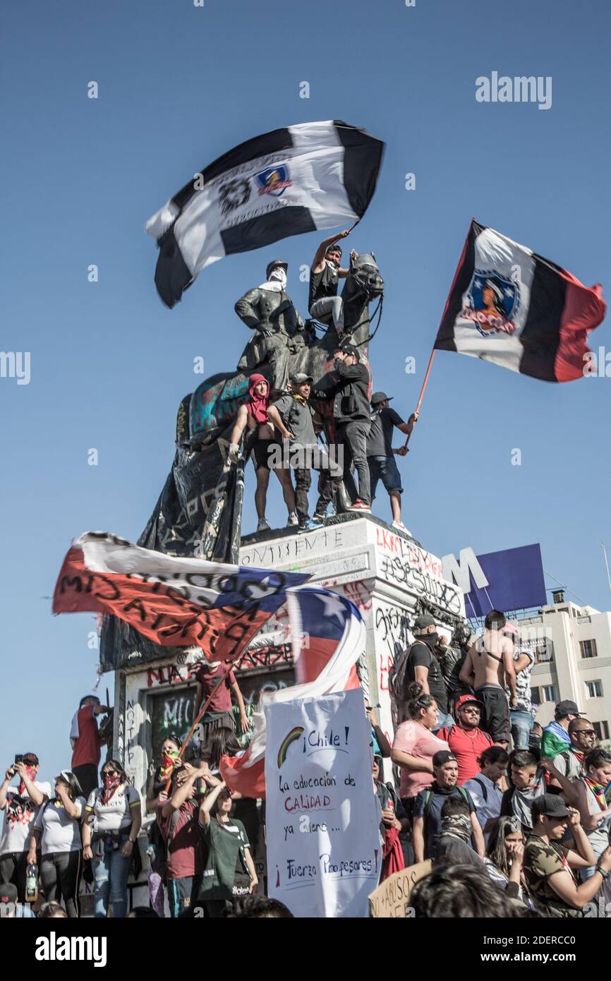 Migliaia di persone si sono riunite attorno al Monumento del Generale Baquedano a Plaza Italia, Santiago, il 30 ottobre 2019, a Santiago, Cile, durante la protesta contro il governo del Presidente Sebastian Pinera. Il presidente Sebastian Pinera ha annunciato misure per migliorare la disuguaglianza sociale, tuttavia i sindacati hanno chiesto uno sciopero a livello nazionale e dimostrazioni massicce continuano quando il numero delle vittime ha raggiunto i 18. Tra le richieste alla base delle proteste vi sono questioni quali l'assistenza sanitaria, il sistema pensionistico, la privatizzazione dell'acqua, i trasporti pubblici, l'istruzione, la mobilità sociale e la corruzione. Foto di Fabien Dupuoux/ABACAPRESS.COM Foto Stock